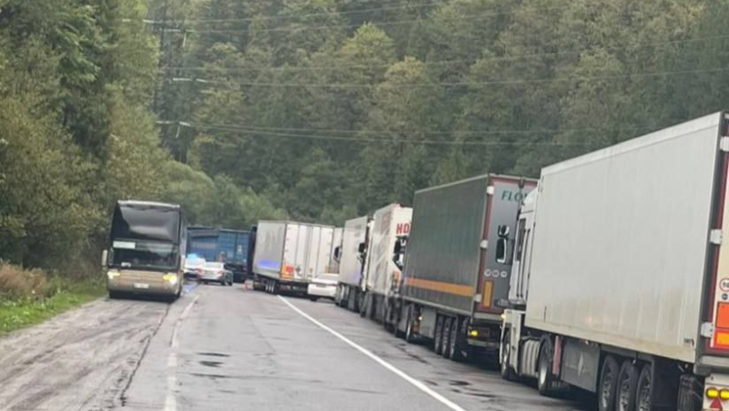 На Львівщині водій ВАЗ виїхав на зустрічну смугу і зіткнувся з колоною вантажівок (фото)