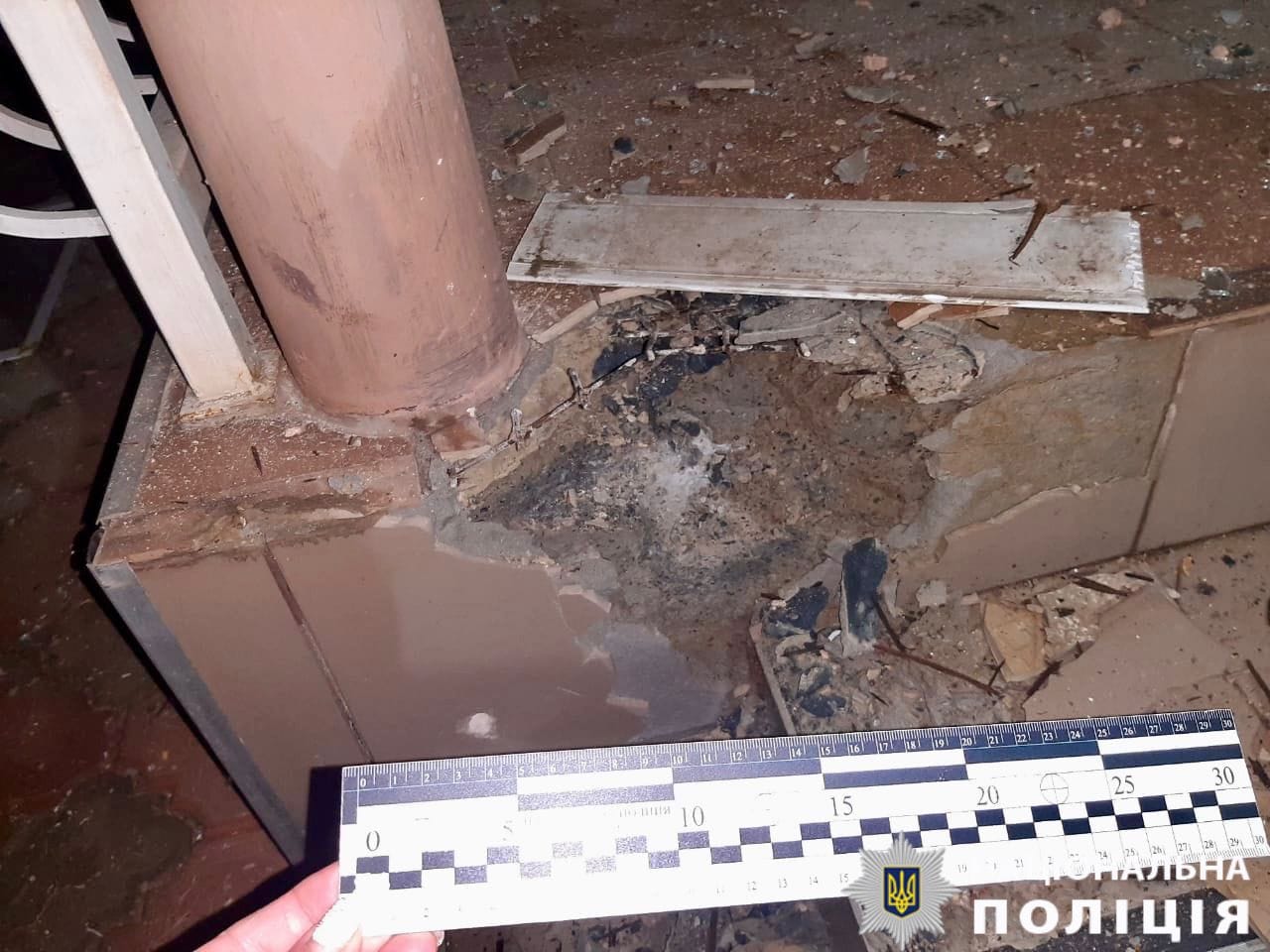 Нічні вибухи на Київщині: перші фото з місця падіння уламків