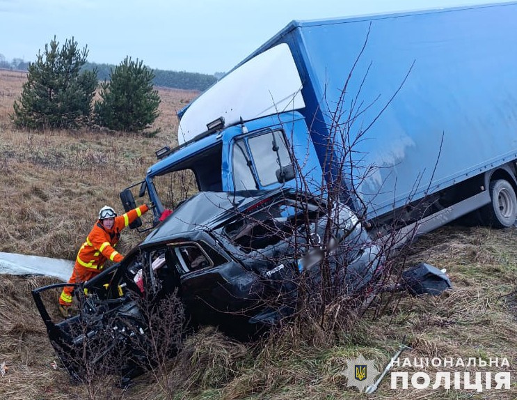 На Львівщині  зіткнулися  автомобіль з вантажівкою: загинув 30-річний водій, постраждали діти (фото)