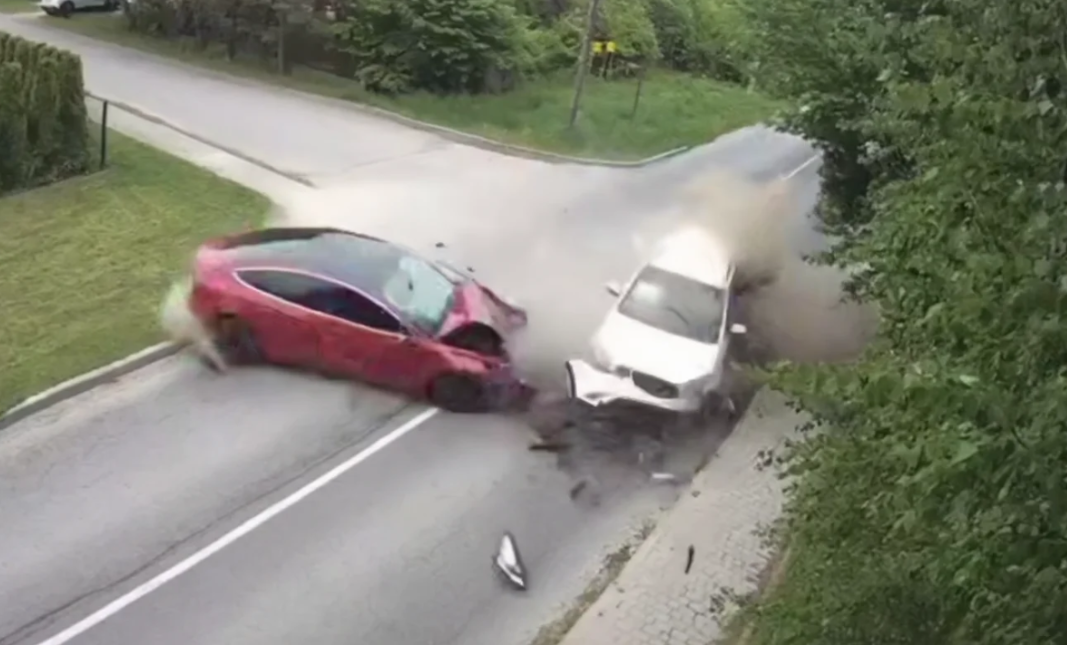 Момент потрапив на відео: на Львівщині водій на Tesla влаштував жахливу автотрощу
