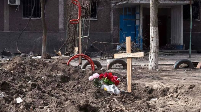 У Маріуполі окупанти почали ексгумацію тіл українців, похованих у дворах будинків