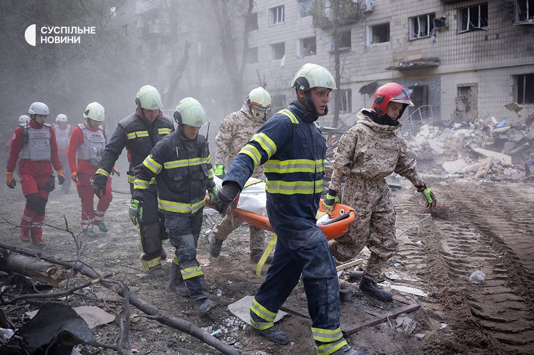 У Києві з-під завалів дістали тіло хлопця, батьки якого цілий день сподівалися на порятунок