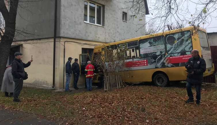 У Луцьку маршрутка в’їхала в будинок. Водія без свідомості забрала «швидка»