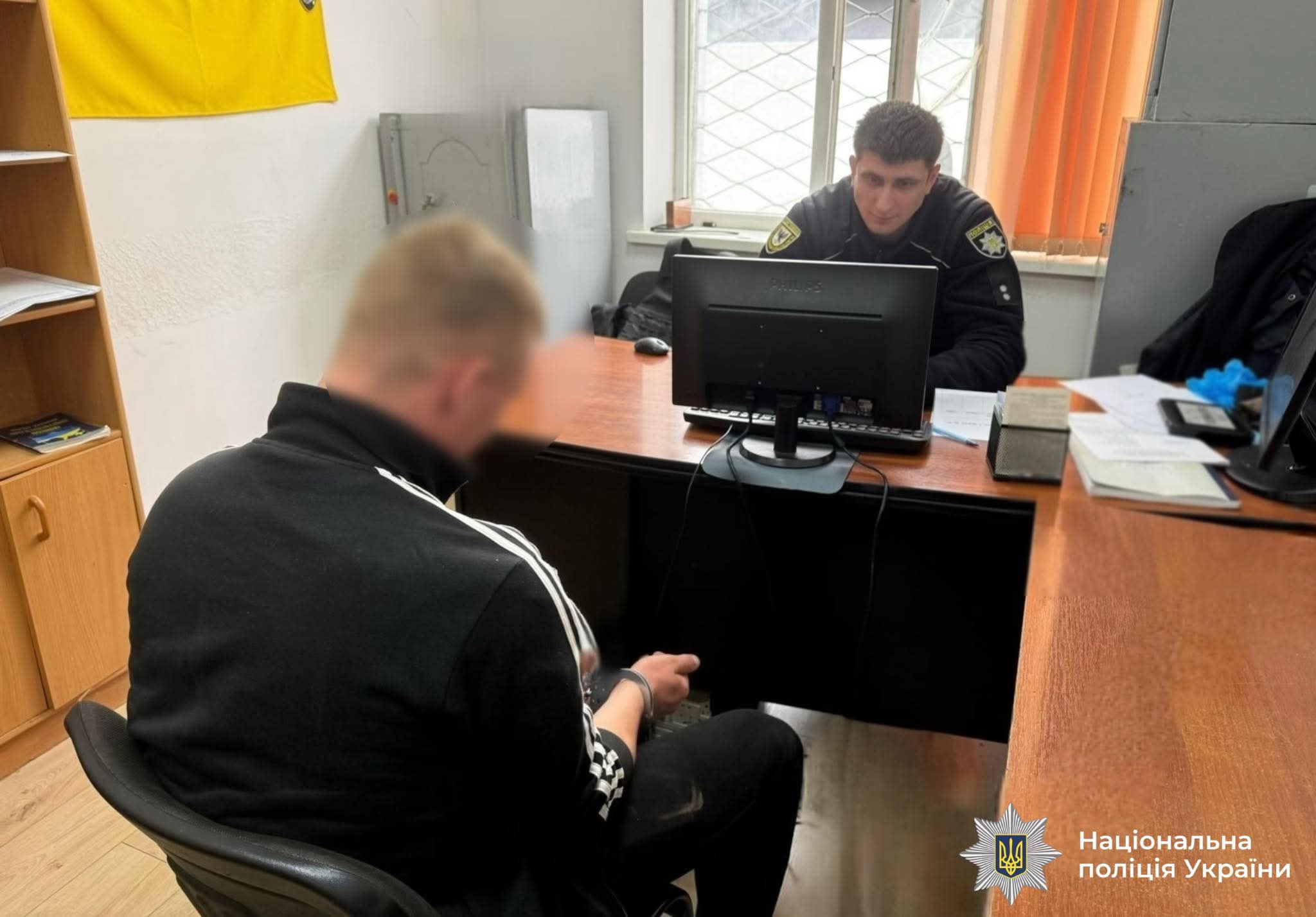 В Івано-Франківську чоловік закидав камінням службове авто поліції
