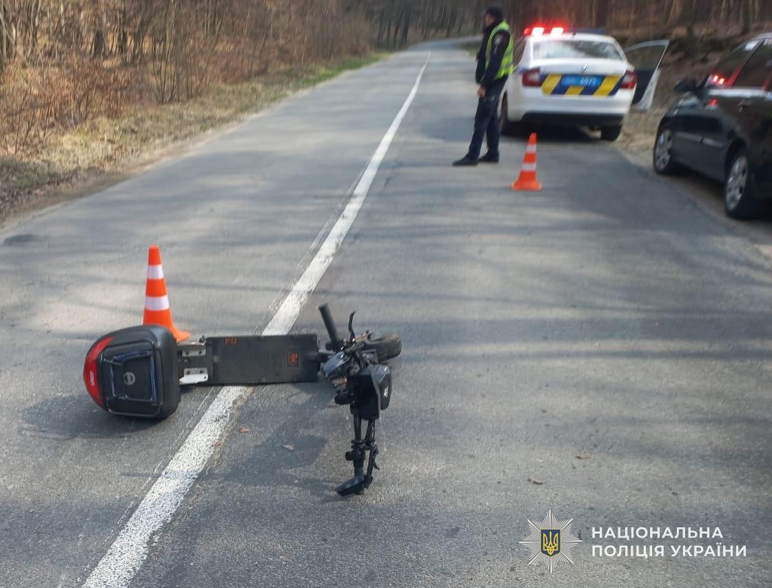 У Львові молода жінка впала з електросамоката і попала в реанімацію