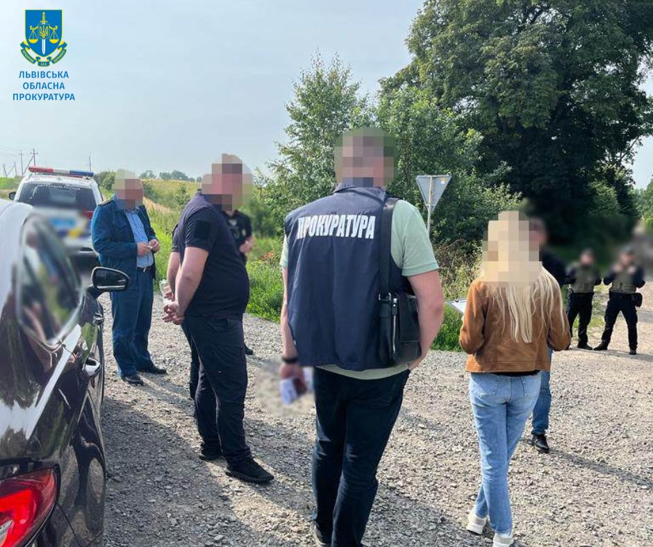 Вимагав по 50 доларів. На Львівщині митника підозрюють у хабарництві