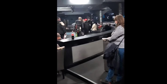 Черга на всю вулицю, медиків - у "заручники". Як вакцинуються українці