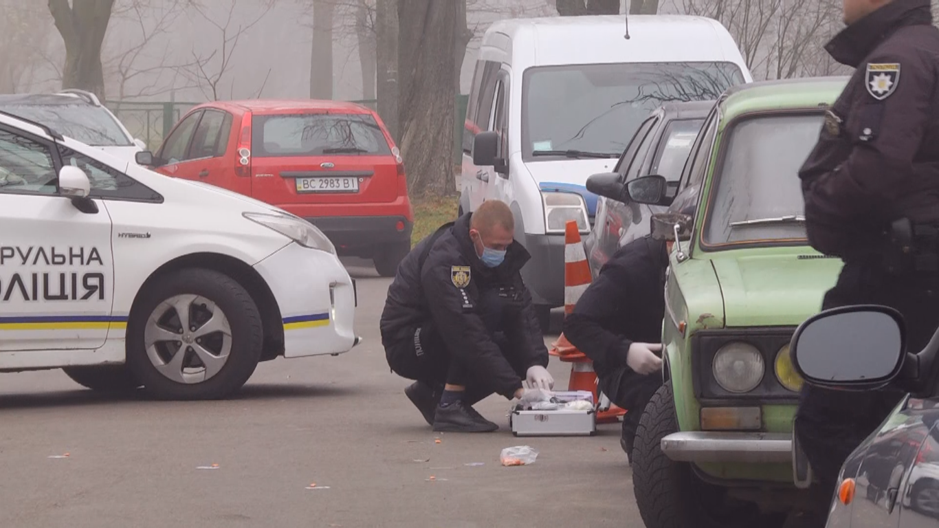 Шалене затримання у Львові. Водій-наркодилер під час утечі на ходу викидав "товар" і бився з патрульним