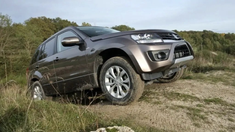 На Львівщині автомобіль покотився схилом і переїхав чоловіка