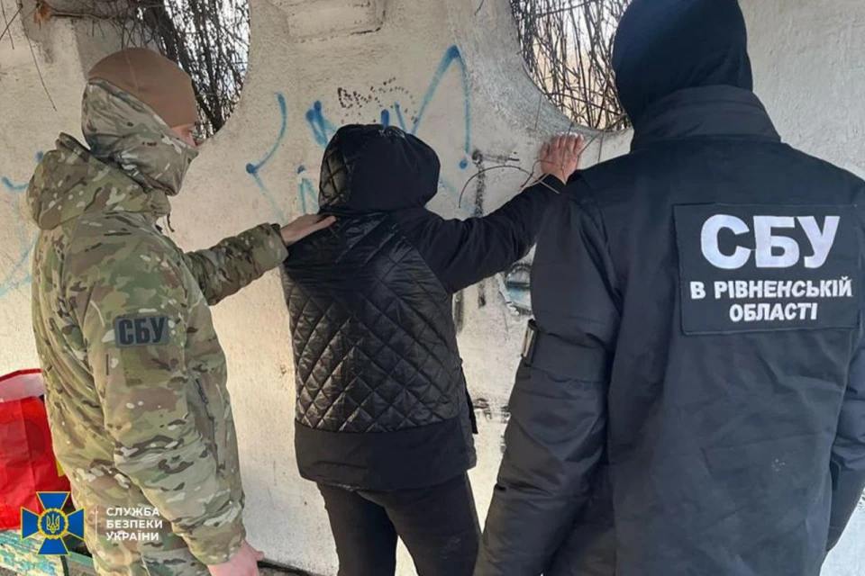 Мала залишити вибухівку, коли буде якнайбільше людей: затримали жінку, яка готувала теракт біля Рівненського ТЦК