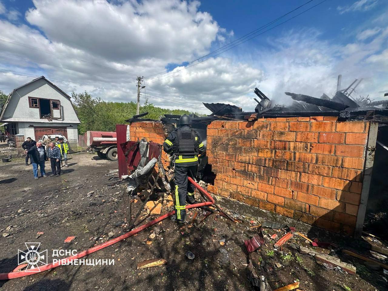 Фото з місця вибухів на Рівненщині