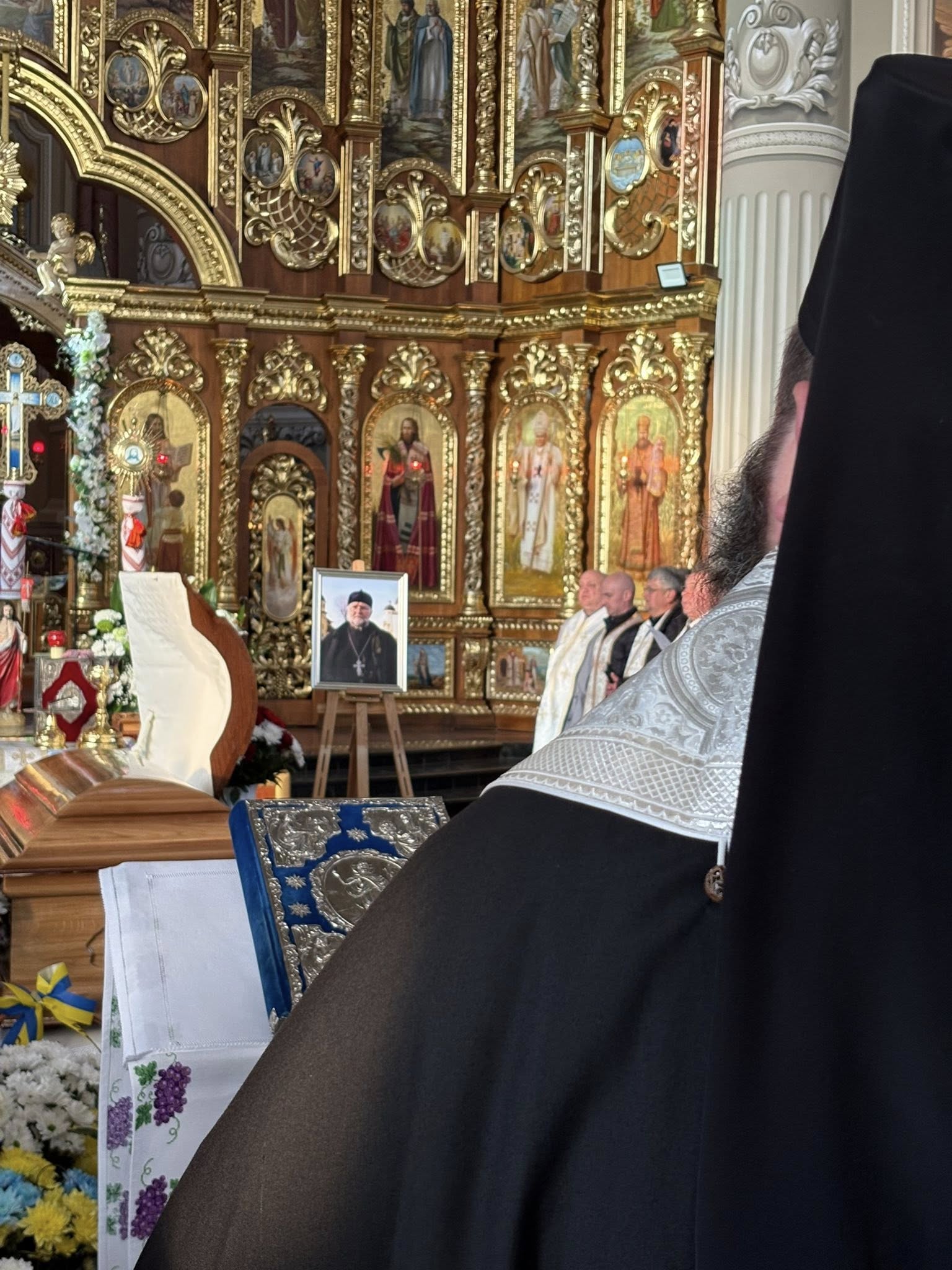 Як на Львівщині прощаються з відомим священником УГКЦ (ФОТОРЕПОРТАЖ)