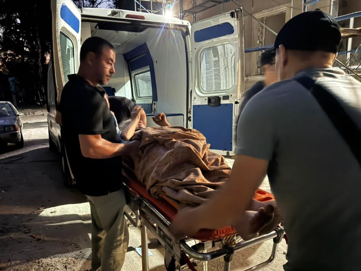 Росія вдарила ракетами по Кам’янському: зруйновано лікарню, є загиблі (ФОТО)