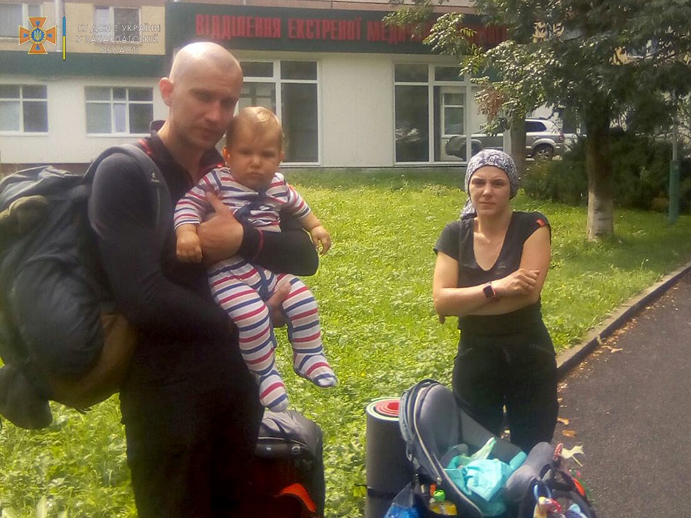 Туристи з немовлям заблукали в Карпатах, рятуючись від грози