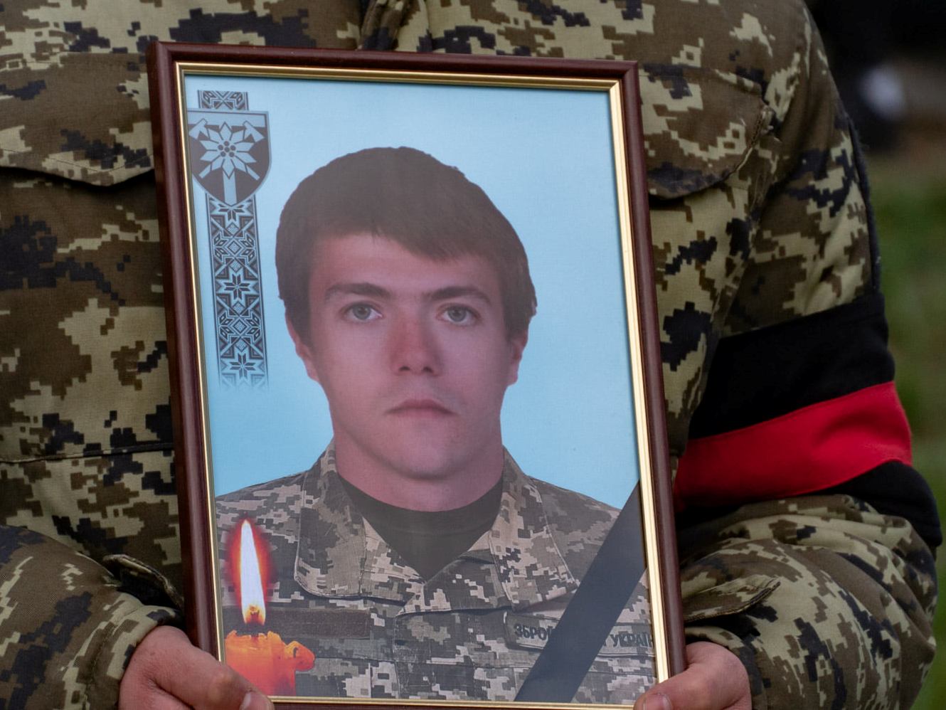 В Ужгороді попрощалися з 32-річним розвідником, який повернувся воювати з Франції