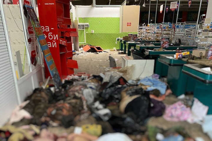 Тіла маріупольців, які вимило із землі, звозять у супермаркет
