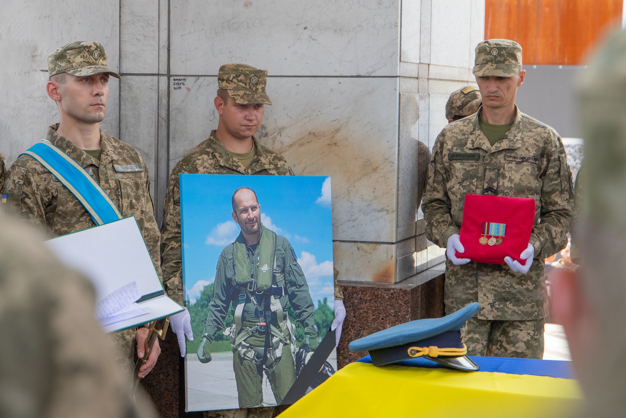Один із «Привидів Києва». У столиці попрощалися з легендарним льотчиком Валентином Коренчуком