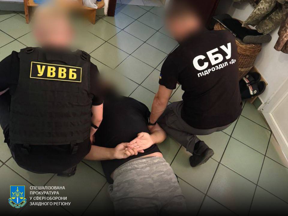 Військовий допомагав чоловікам за гроші виїжджати за кордон: як його покарают