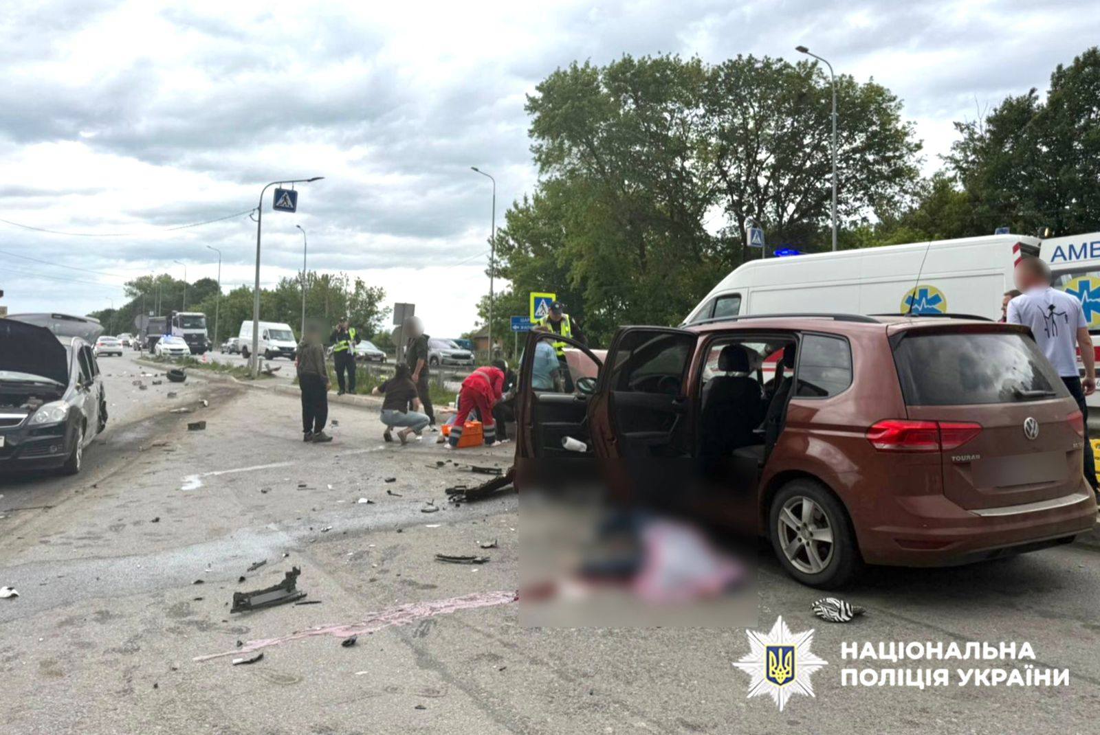 На Хмельниччині вантажівка протаранила авто та врізалася в кафе: Є жертви (ФОТО)