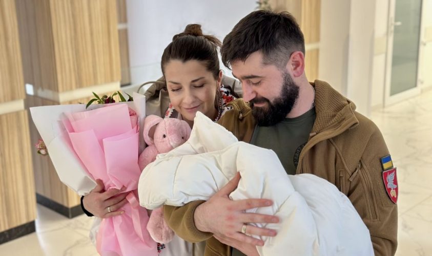 «Кожна мить разом – безцінна»: у Львові дружина військового народила первістка у 39 років