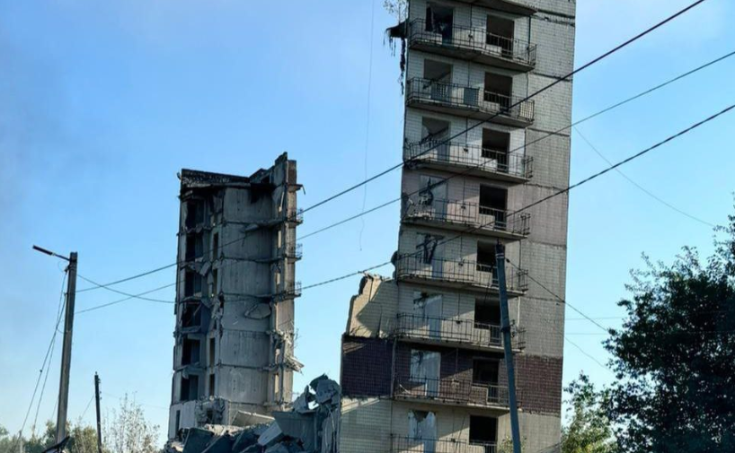 Росіяни влучили у багатоповерхівку в Мирнограді: є загиблий і поранені