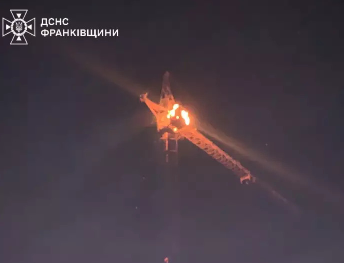 В Івано-Франківську загорівся будівельний кран: що сталося (фото)