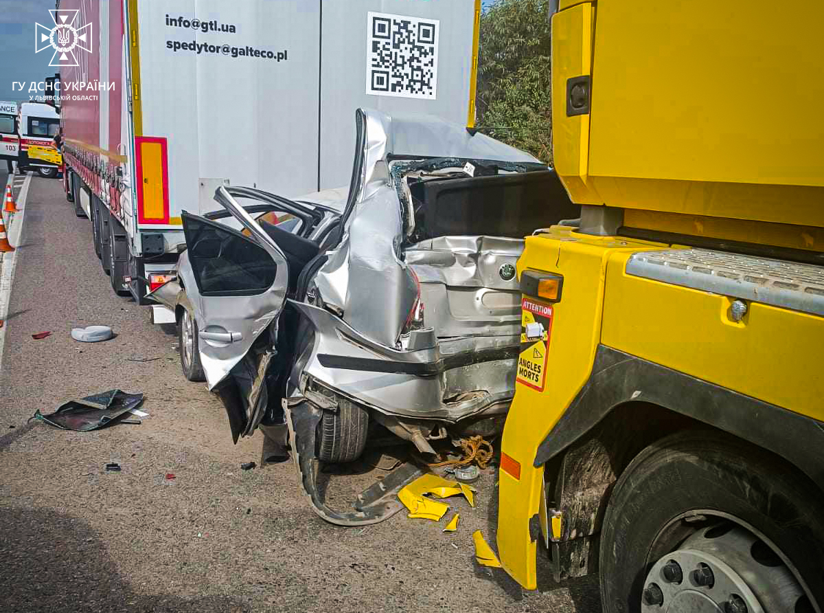 Біля Львова сталась потрійна ДТП. Жінку затисло в авто