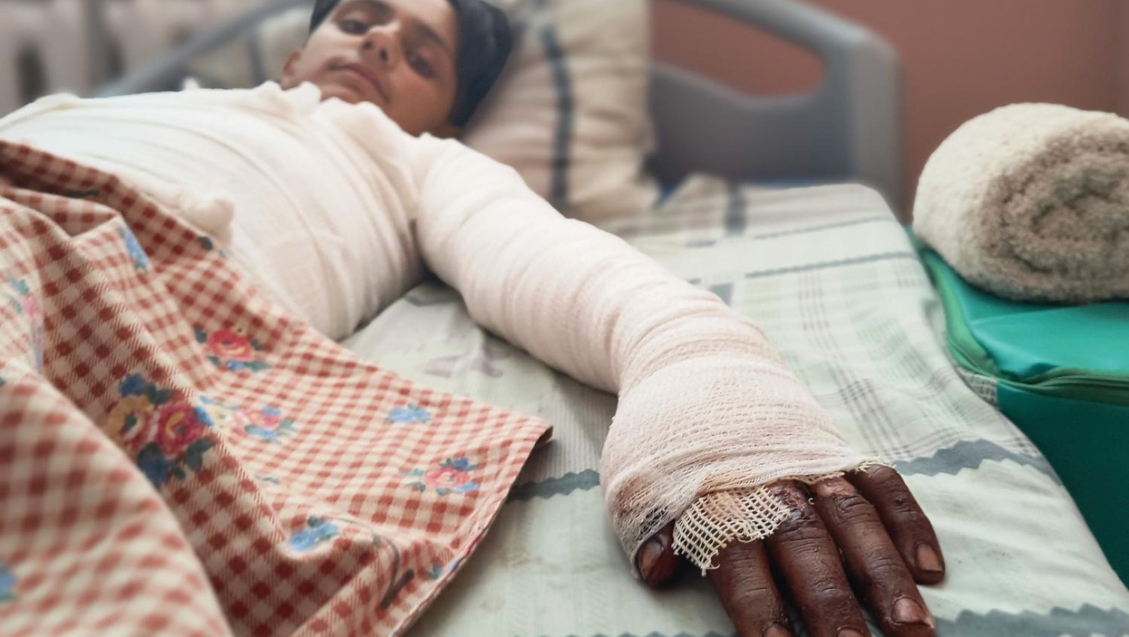 У Львові рятують підлітка, якого вдарило струмом на даху електрички (фото)
