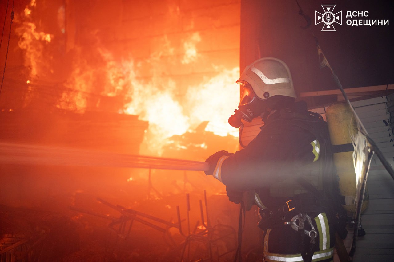 Війська РФ атакували Одесу, виникли пожежі: в ДСНС повідомили деталі