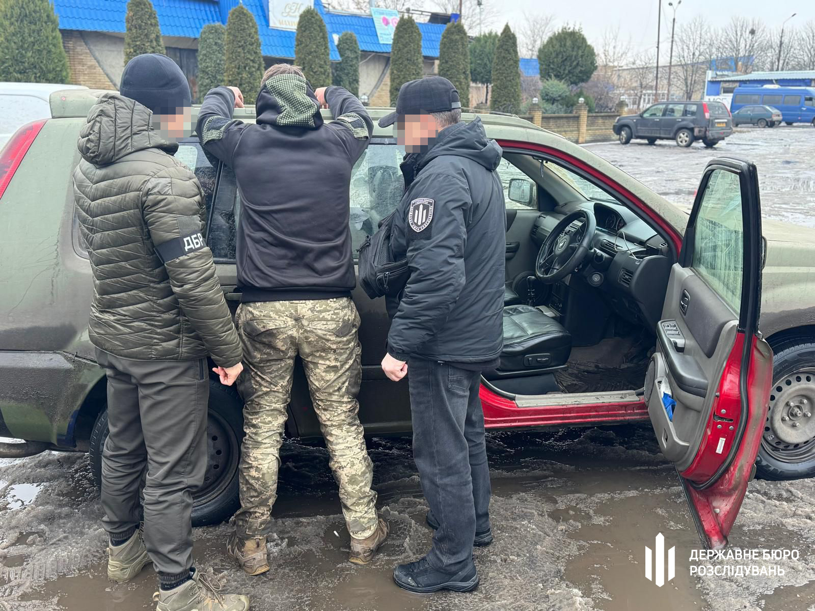 Півкімнати дронів: ДБР затримало військового, який на Донеччині незаконно продавав зброю