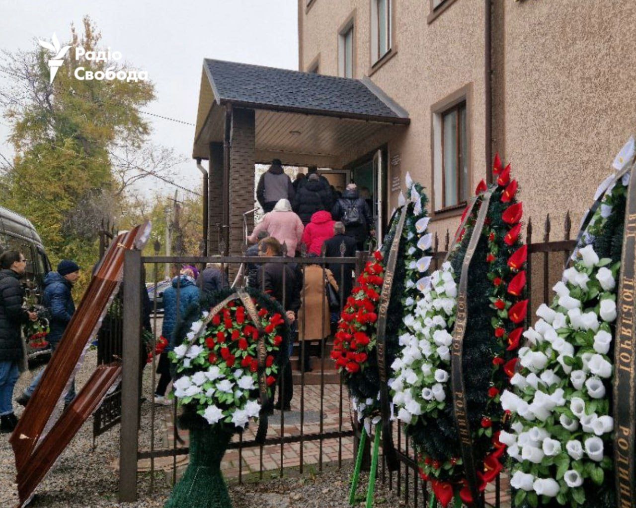 Як в Кривому Розі прощаються з мамою і трьома дітками, яких вбила ракета Росії (відео)