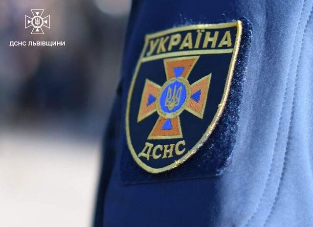 На Львівщині швидка разом з пацієнтом застрягли на ґрунтовій дорозі: викликали рятувальників