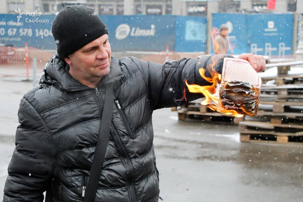 Росіянин у центрі Дніпра публічно спалив свій паспорт