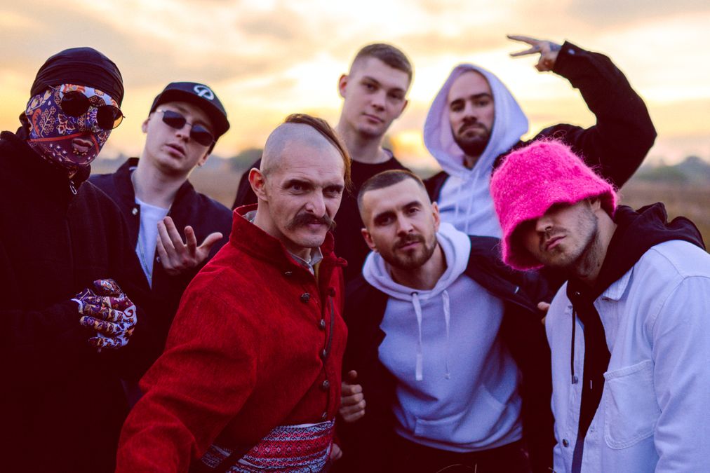 «Нумо, козаки, по конях». Kalush Orchestra випустив войовничий кліп зі Сіромахою