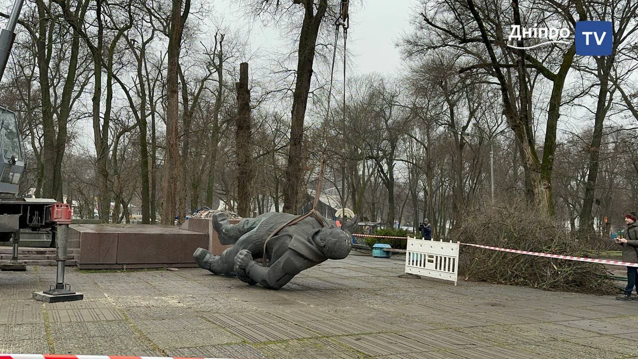 Мінус Горький і Чкалов. У Дніпрі демонтували пам’ятники росіянам