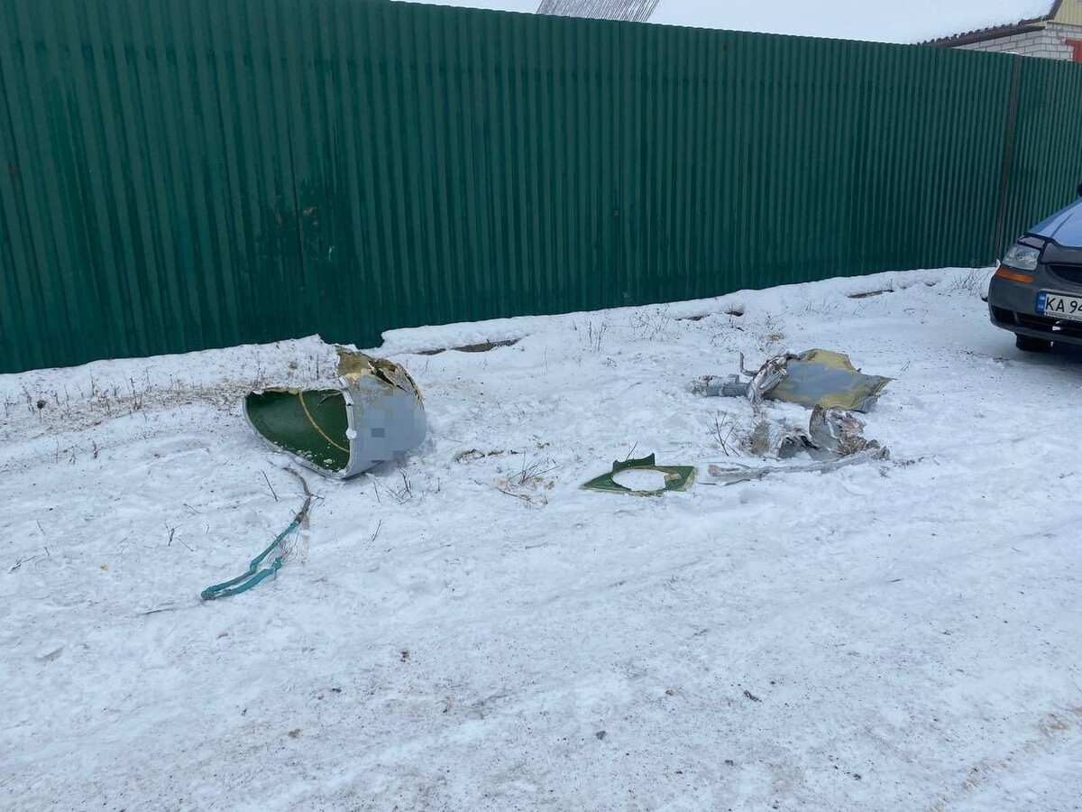 На Київщині уламки ворожої ракети впали на житлові будинки