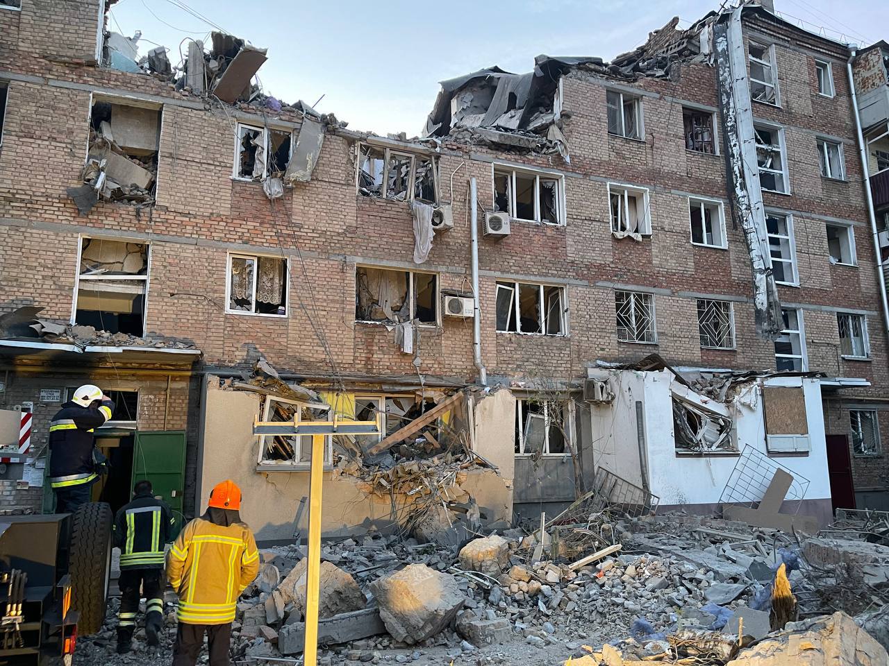 Миколаїв обстріляли ракетами С-300. Влучили у житловий будинок