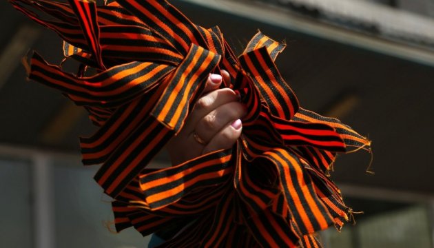 Окупанти змушують дітей у Мелітополі носити георгіївські стрічки