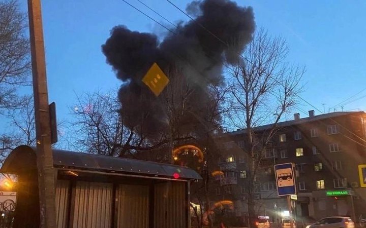 У російському Іркутську винищувач Су-30 впав на житловий будинок