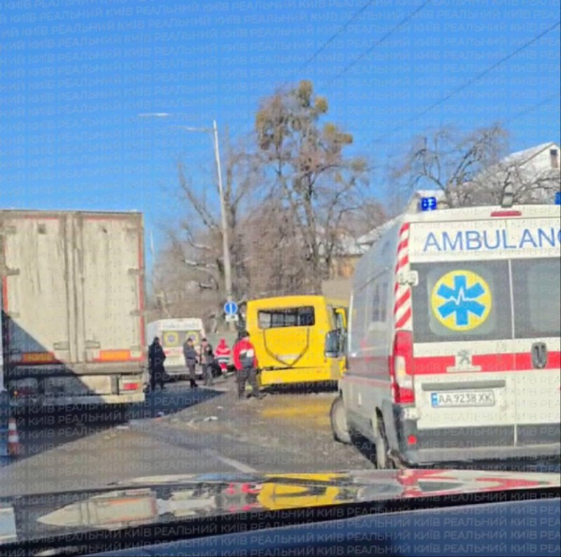 У Києві в автотрощу потрапила маршрутка з пасажирами: фото з місця аварії