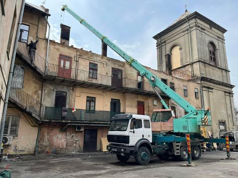 Світло, вода і газ: у пошкодженому будинку на Соборній відновлюють життя