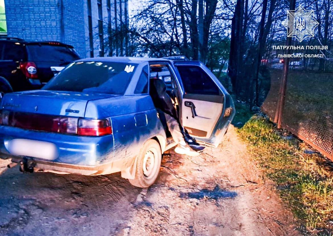 У Львові п'яний водій легковика влетів у металеву огорожу
