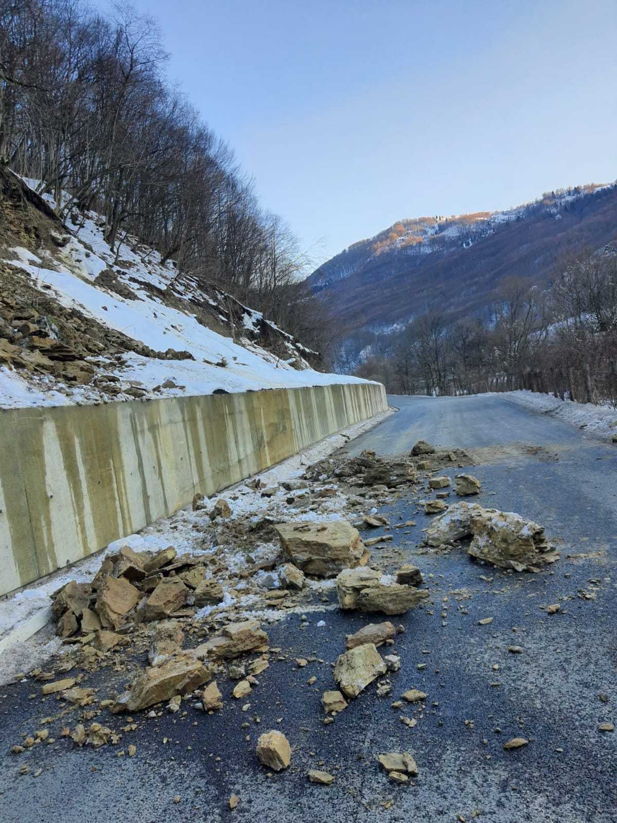 Каміння з гір завалило трасу на Львів на Закарпатті