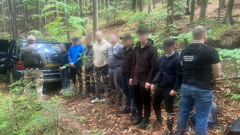 Вісім ухилянтів на позашляховику намагались через ліс втекти в Румунію