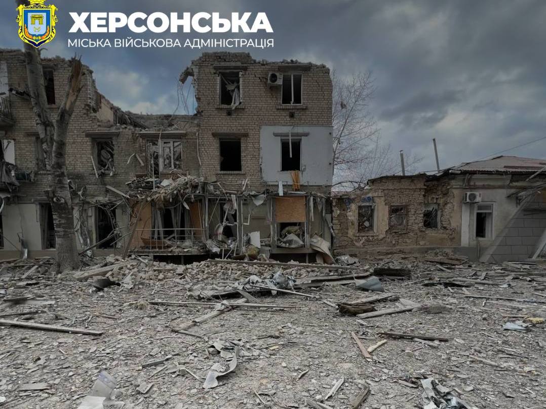 Росіяни скинули авіабомбу на центр Херсона, поранена жінка та 17-річний хлопець