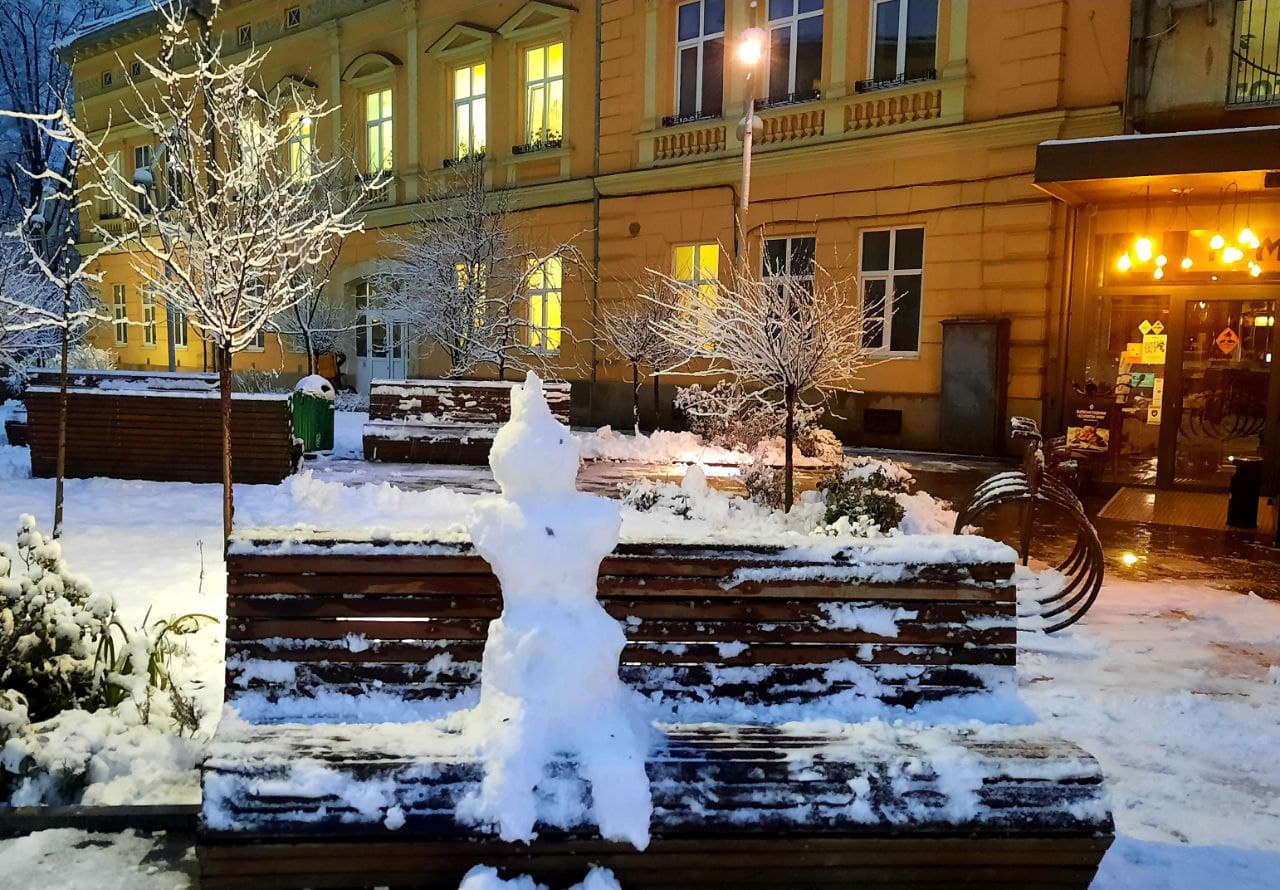 У центрі Львова з’явилася снігова людина. Фотофакт