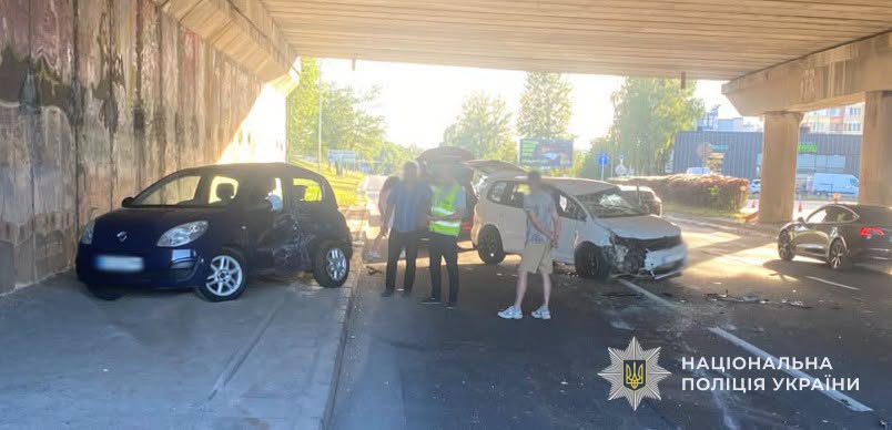 У Львові сталася автотроща під мостом: фото з місця аварії