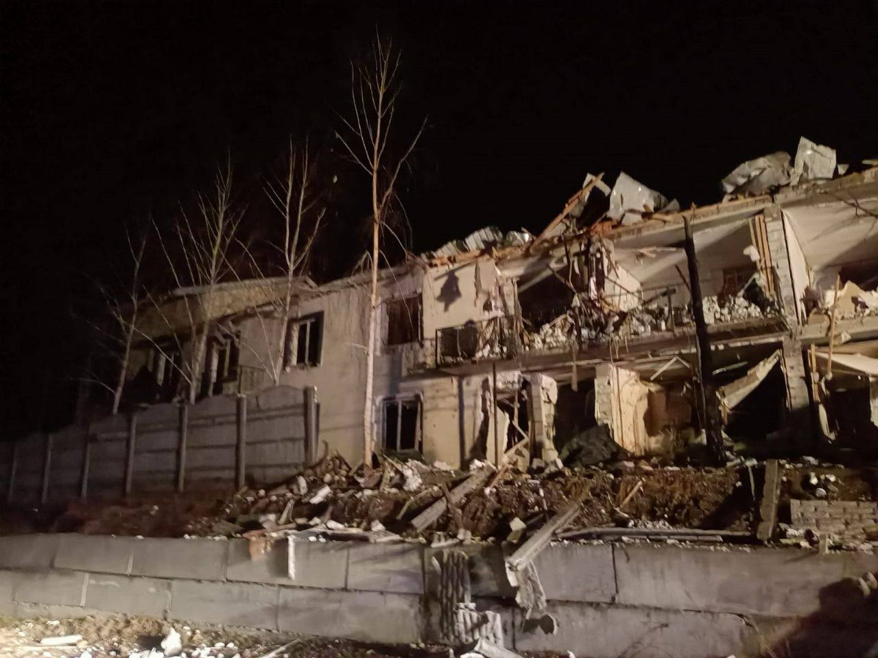 Росіяни вночі атакували Київщину: зруйновано будинки, є постраждалий