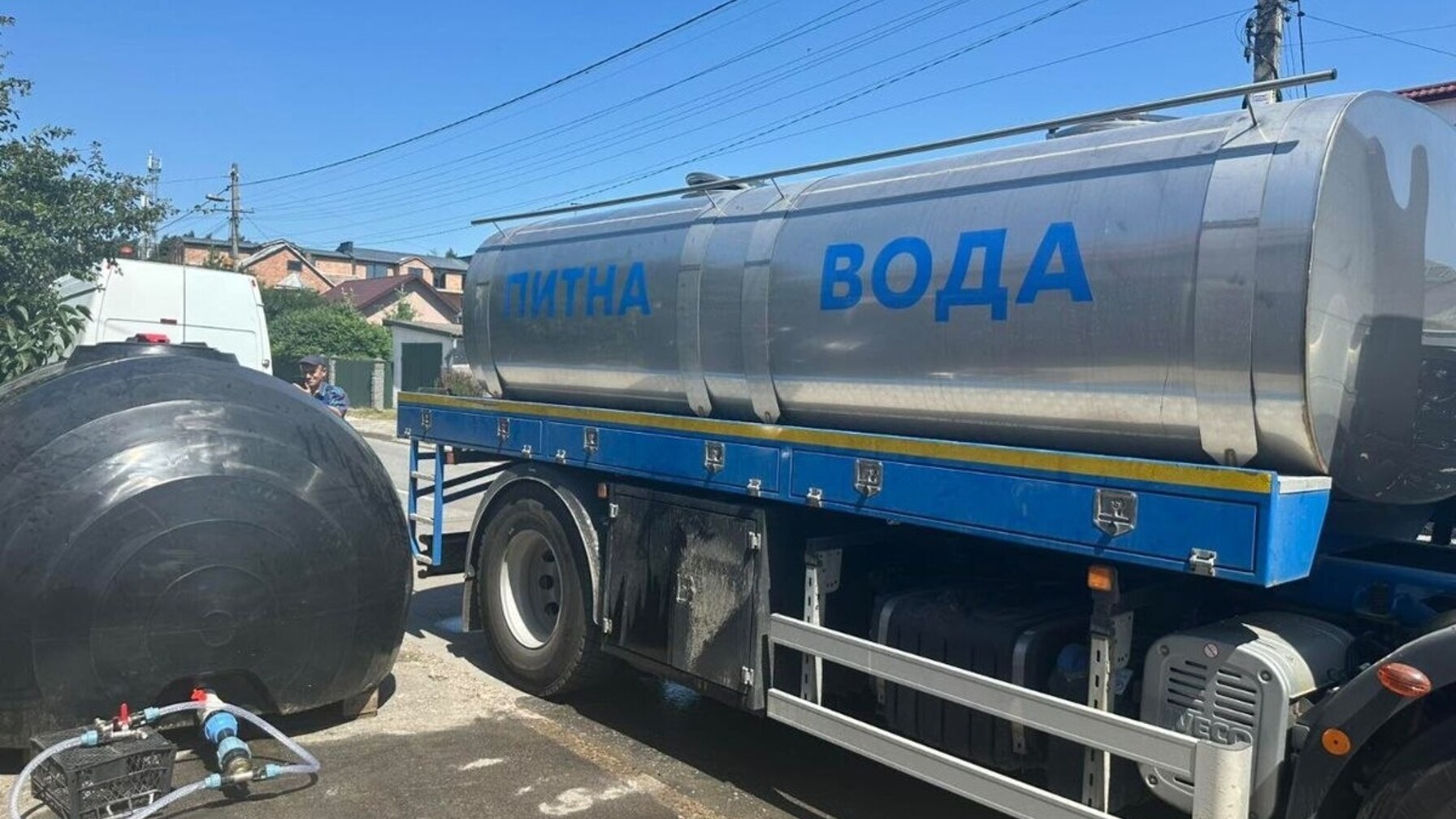 Через спеку падає тиск у мережі: у двох селищах біля Львова встановили резервуари з водою