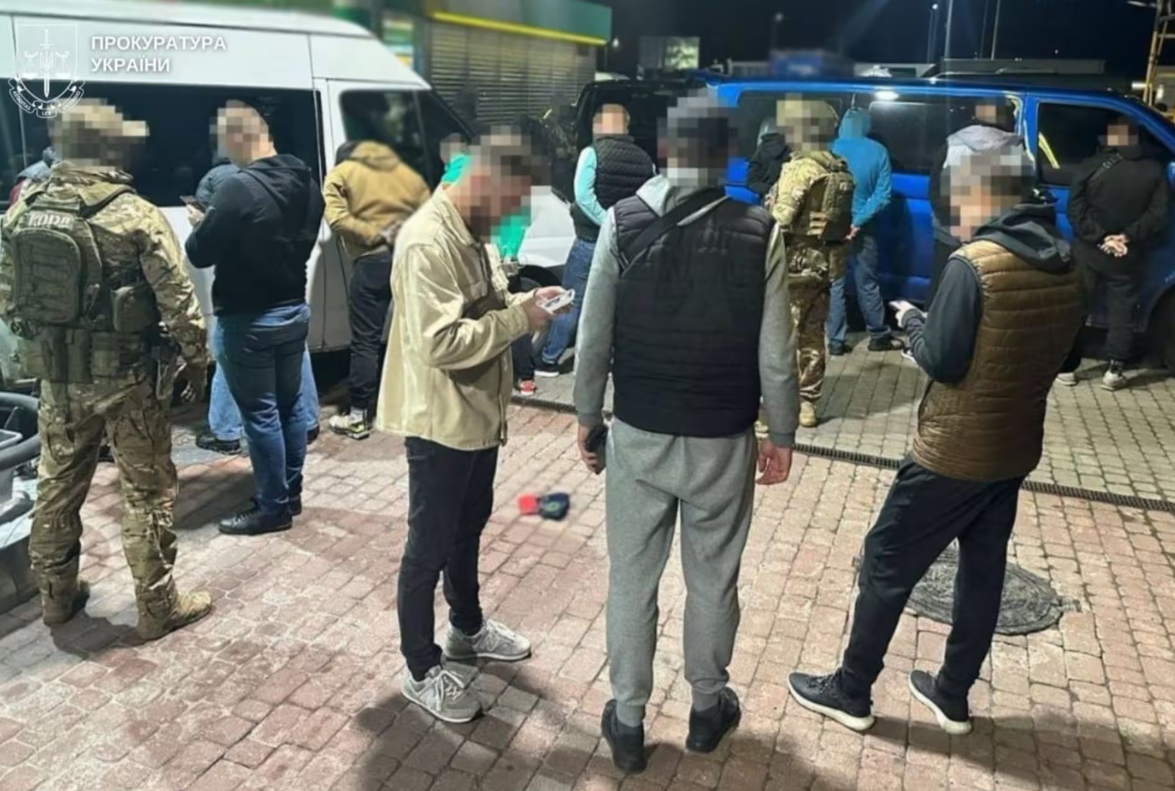 Вдарив зброєю та запхав у машину: у Львові засудили дует, що викрав "боржника"